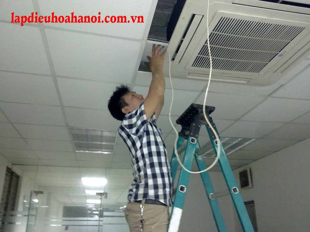 dieu-hoa-am-tran-Gree-1-chieu-24000Btu-GKH24K3HI